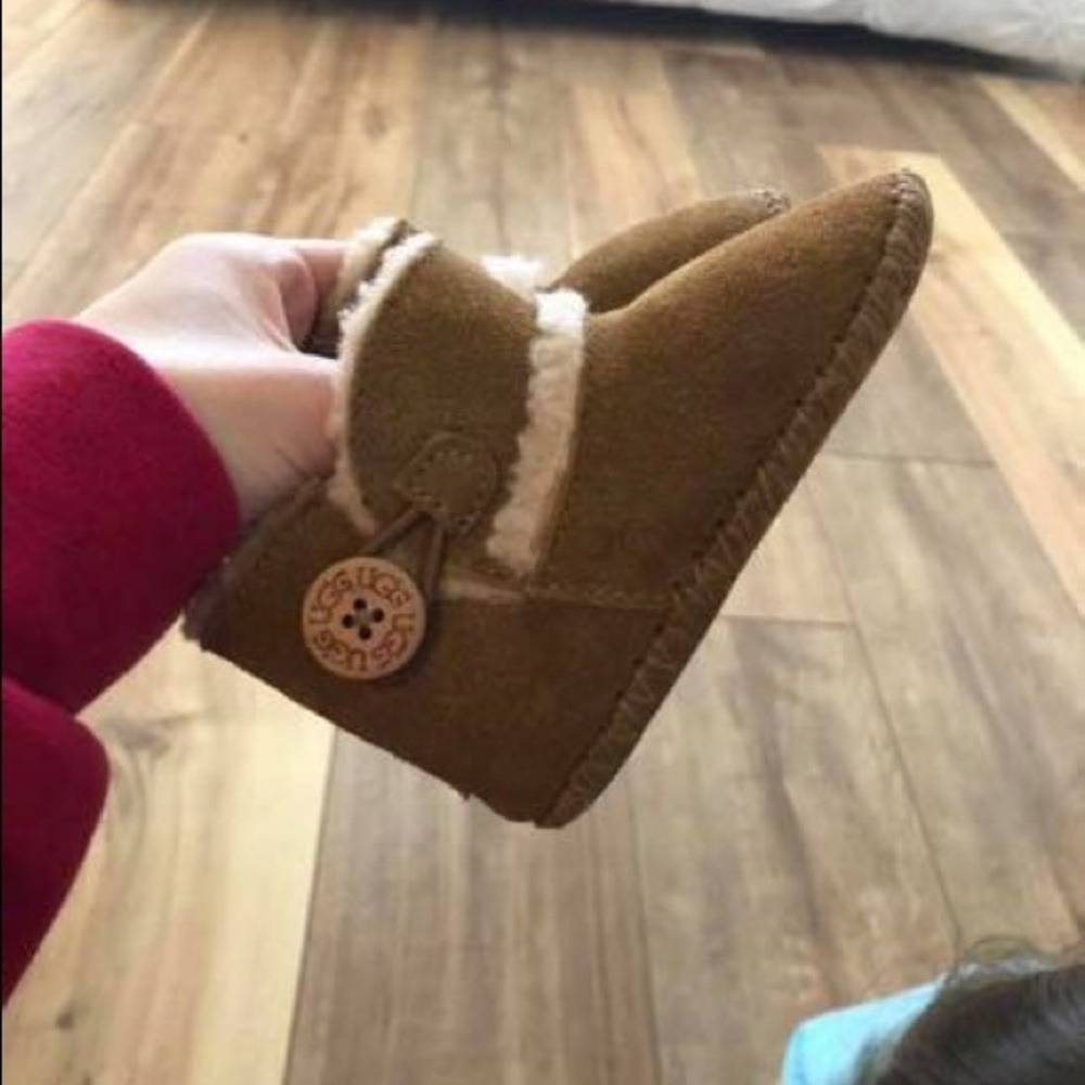 Toddler Uggs size 2/3 but fit a sz 4 toddler